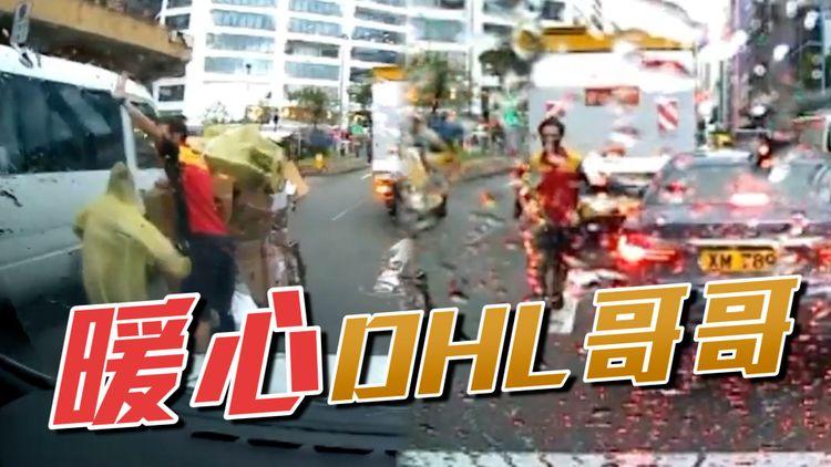 車cam｜馬路中心遇上愛 DHL哥哥冒風雨幫阿婆推紙皮！阿婆疑似唔領情